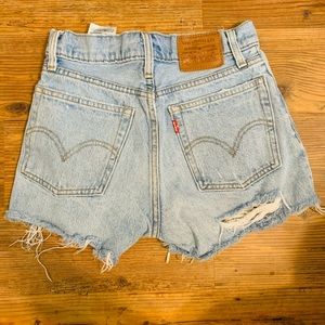 Levi women’s shorts size 24 excellent condition